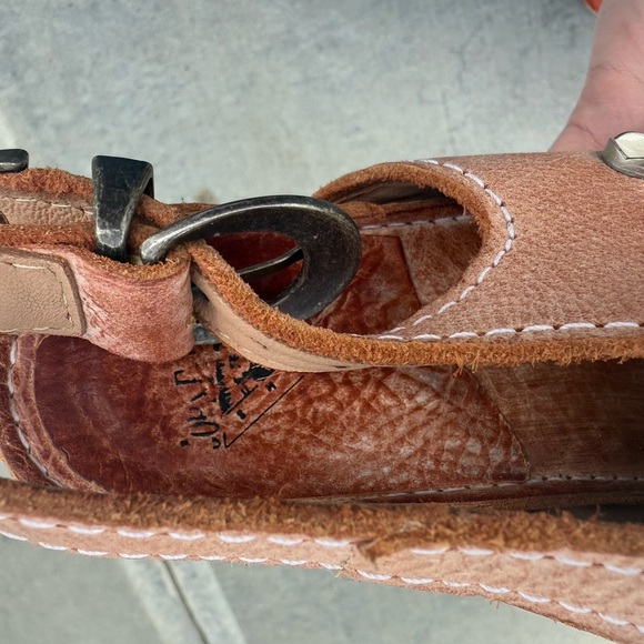 John Fluevog 9.5 EUC near new! “Sarah” slip backs peach Leather Sandals W/jewels - Picture 8 of 13